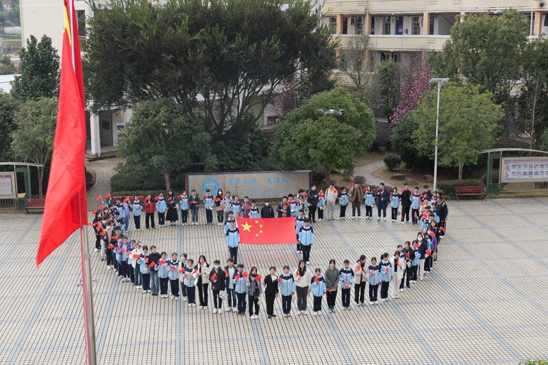 图2：香港研学团学生与三百山初中学生在东江源头安远县唱响《我和我的祖国》。_副本.jpg